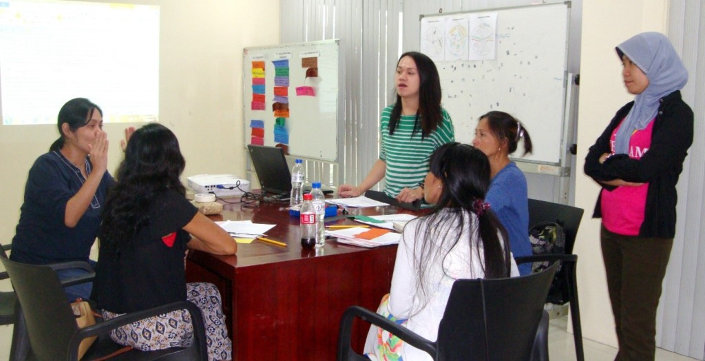 Pia and Bricks elaborate on the different learning styles while Fatima (standing rightmost) and the teachers listen on