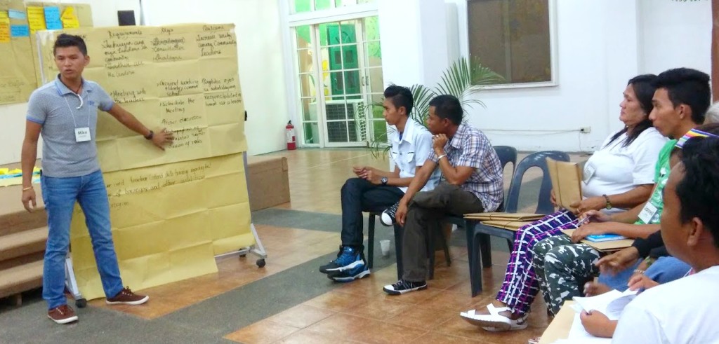 Mike Onduran, community organizer at Sinakungan, Agusan del Sur, shares with other participants his output from the community assessment session. 