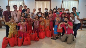 Our Sama-Bajau learners, as they receive bags of goods and school supplies, pose for a quick snapshot with the team of Grade 7 AJHS Filipino teachers and AJHS Culture and Collaboration Committee